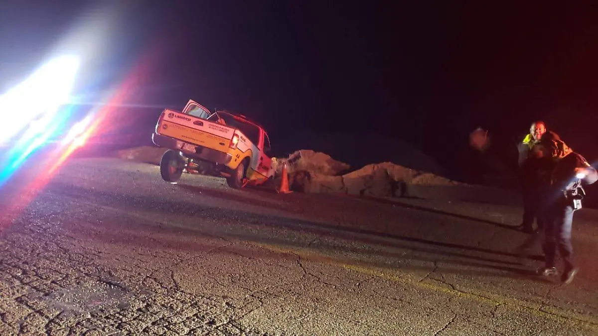 El conductor del pick up de conocido laboratorio de Ciudad Obregón, resultó lesionado al salir de la carretera costera, entre Golfo de Santa Clara-Puerto Peñasco, cayendo en el área del canal pluvial.